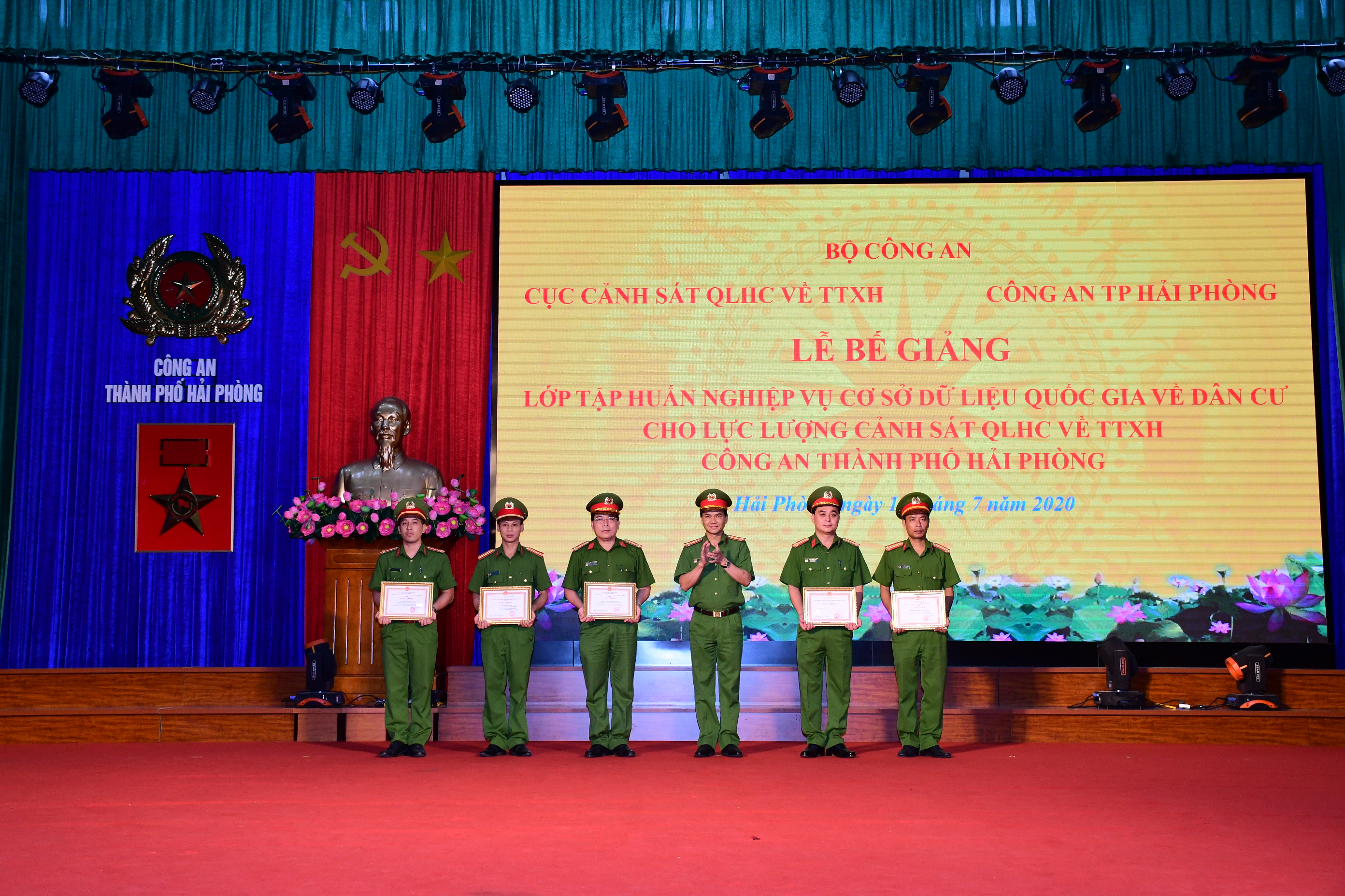 Bế giảng lớp tập huấn nghiệp vụ Cơ sở dữ liệu quốc gia về dân cư 